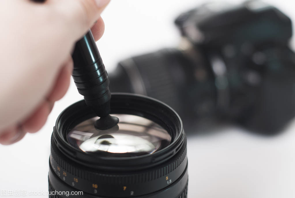 手擦拭透鏡 單反相機清潔的重要性與方法